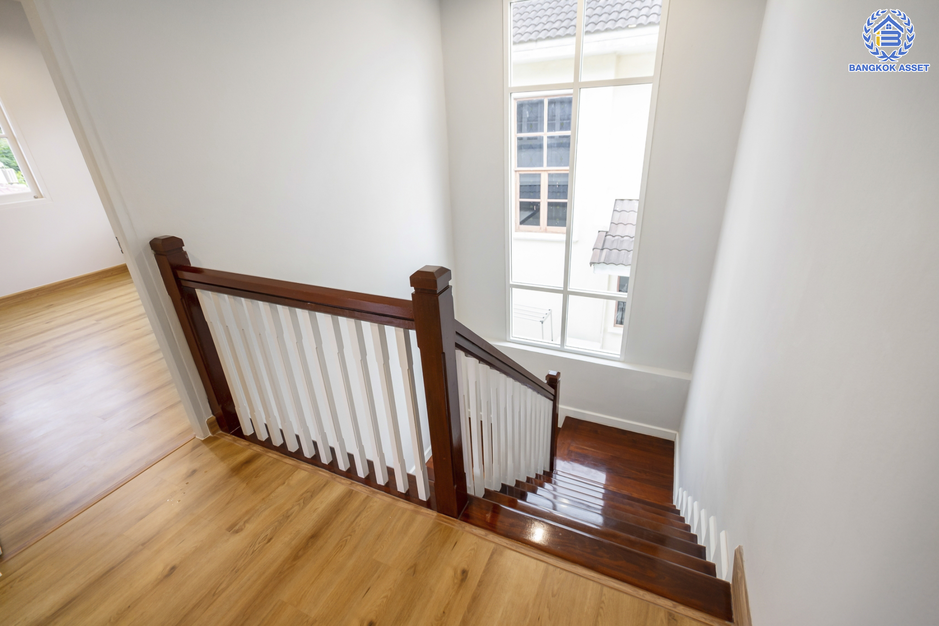 บ้านมือสองตกแต่งใหม่ แบรนด์ LH ม.ชัยพฤกษ์ ทวีวัฒนา เนื้อที่ 52.5 ตร.ว. ตอบโจทย์ทุกการอยู่อาศัย ด้วยฟังก์ชัน 3 ห้องนอน 3 ห้องน้ำ 1 ที่จอดรถ บนทำเลศักยภาพ เชื่อมต่อทางคู่ขนานลอยฟ้าบรมราชชนนี ใกล้ ม.มหิดล และเซ็นทรัลศาลายา